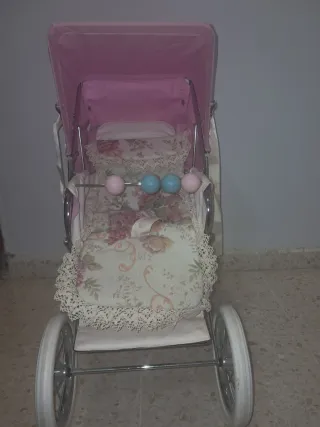 Carrito de muñecas rosa con capota