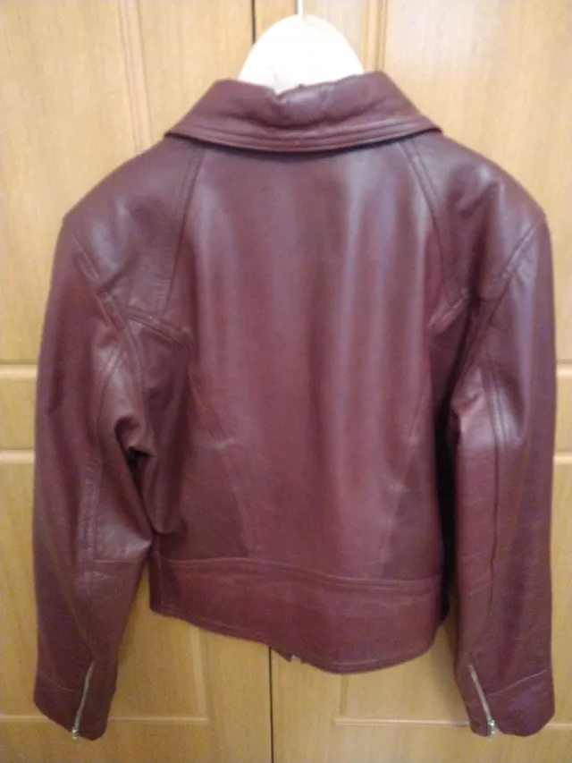 Cazadora de cuero granate