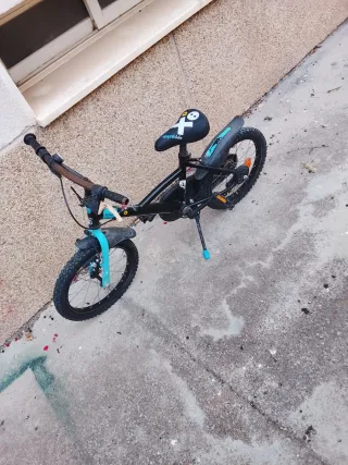 Bicicleta infantil negra y azul