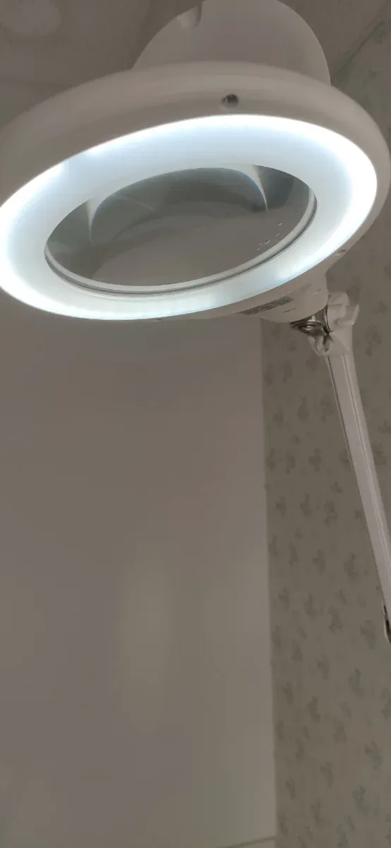 Lámpara foco lupa con ruedas