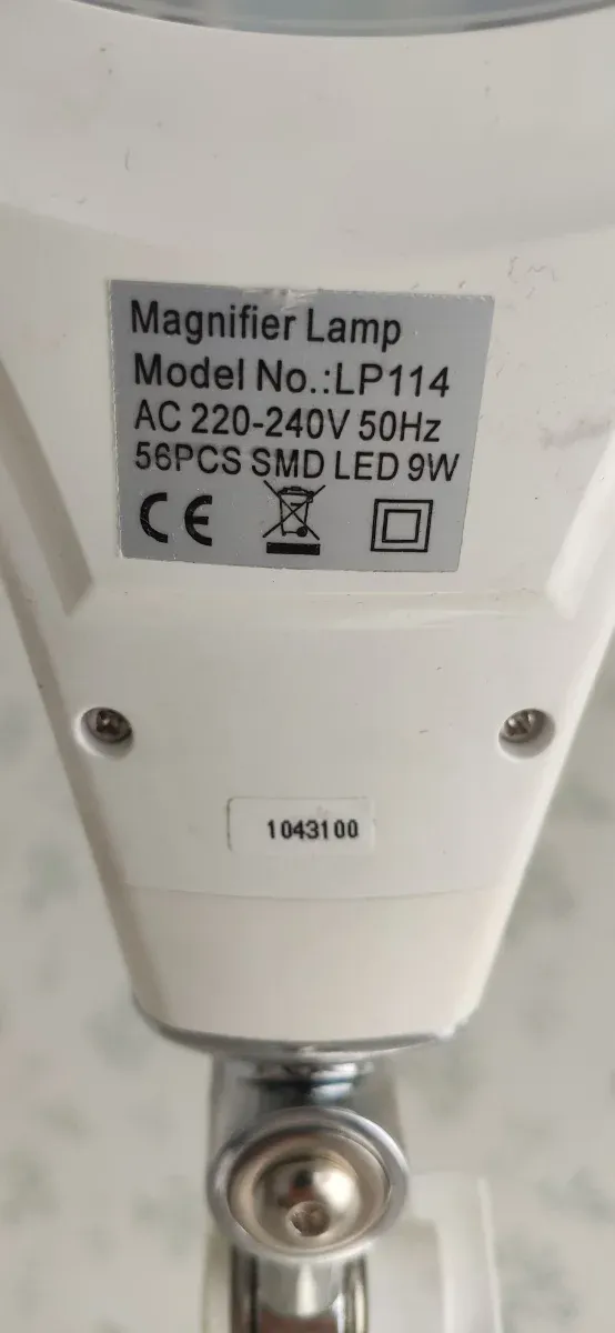 Lámpara foco lupa con ruedas