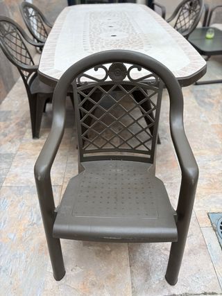 Mesa y 4 Sillas Exterior  Plástico duro. No envío