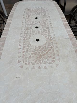 Mesa y 4 Sillas Exterior  Plástico duro. No envío