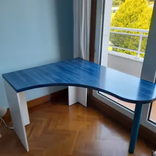 Mesa de estudio de madera azul y blanca