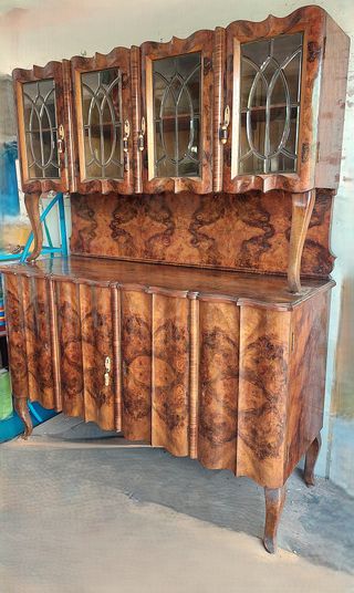 Vetrina in radica di noce con ante in cristallo e