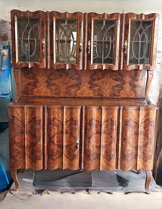 Vetrina in radica di noce con ante in cristallo e