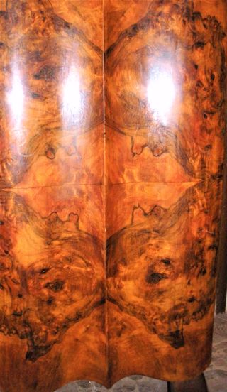 Vetrina in radica di noce con ante in cristallo e