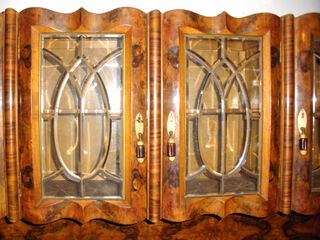 Vetrina in radica di noce con ante in cristallo e