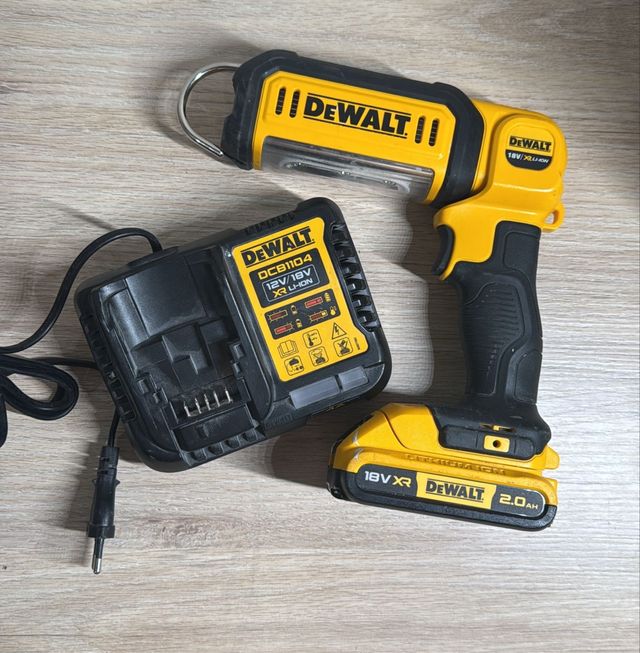 Linterna DeWalt 18V y Cargador DCB1104