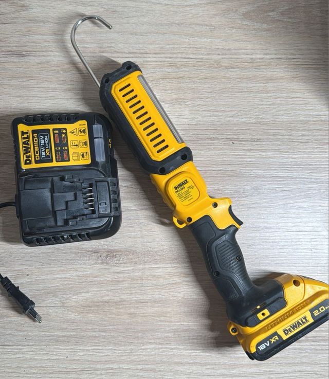 Linterna DeWalt 18V y Cargador DCB1104