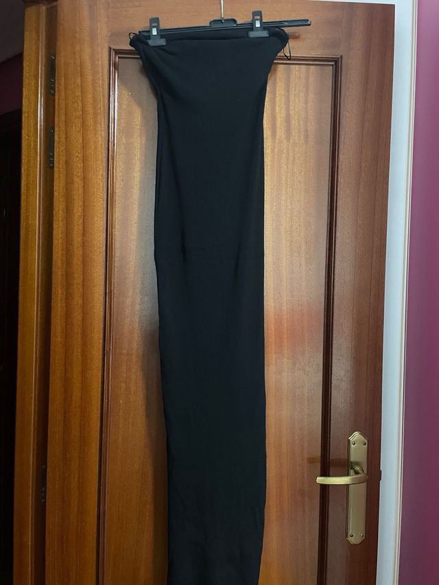 Vestido negro largo ajustado con abertura