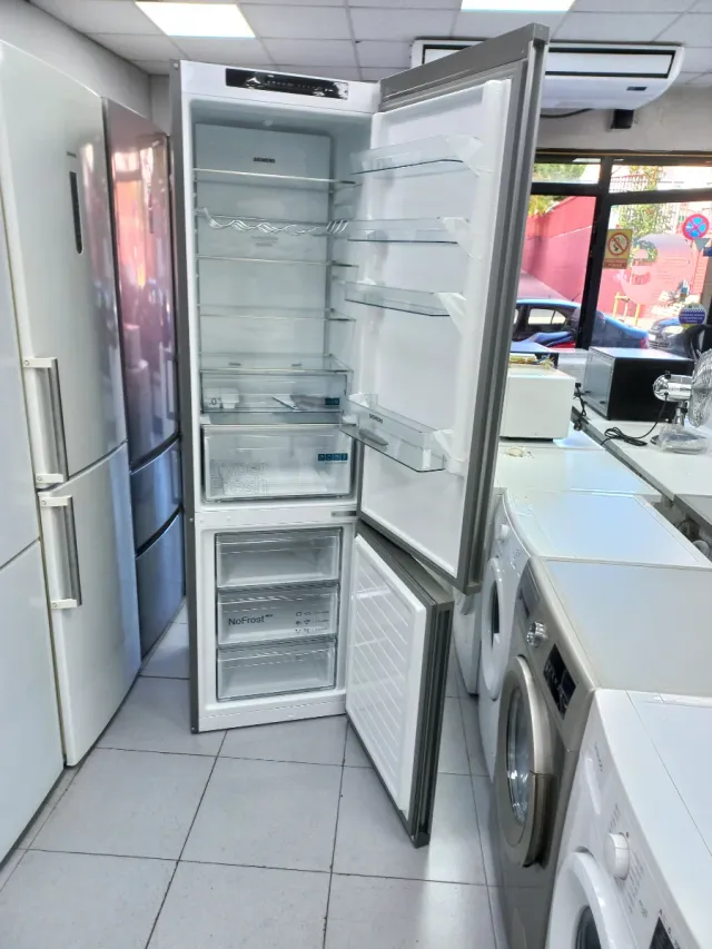 Nevera plateada Siemens nueva con golpes