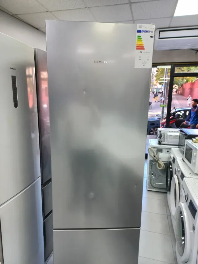Nevera plateada Siemens nueva con golpes
