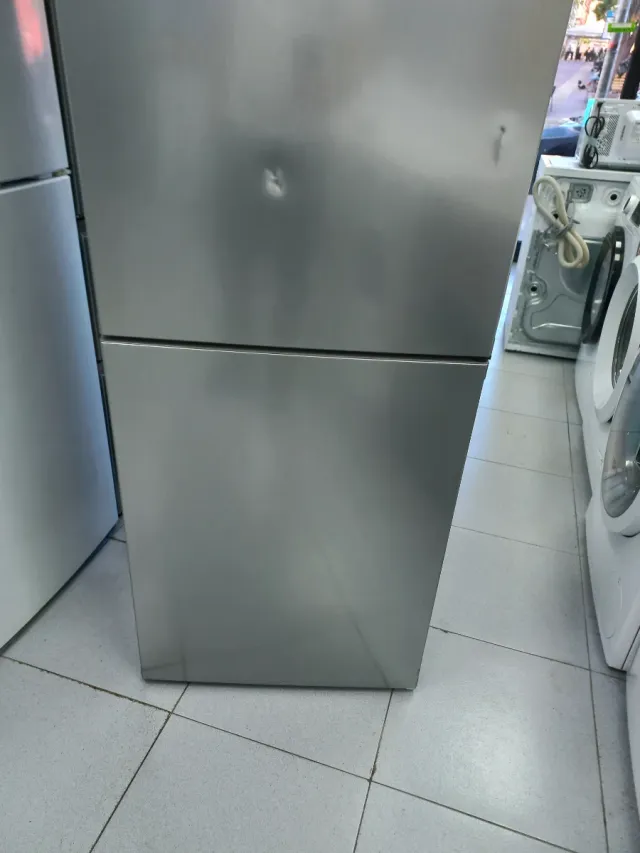 Nevera plateada Siemens nueva con golpes