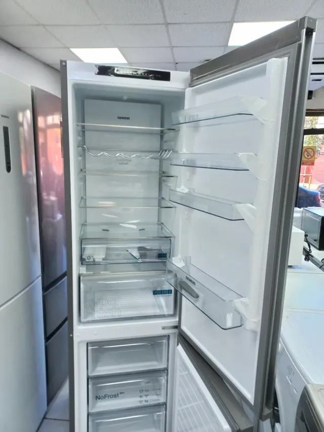 Nevera plateada Siemens nueva con golpes