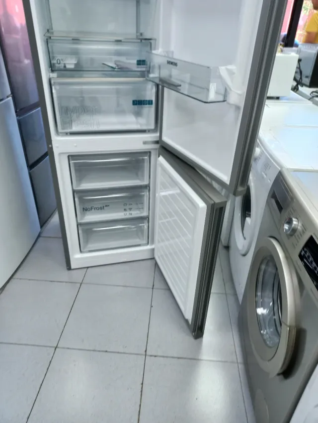 Nevera plateada Siemens nueva con golpes