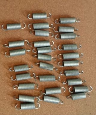 28 ud. Muelles metálicos 8cm