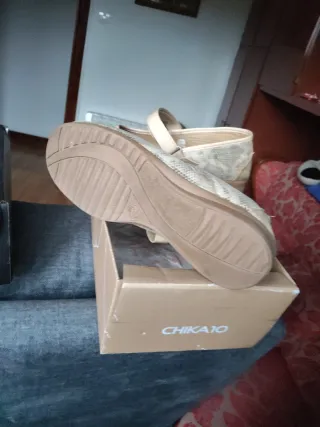 Zapatos merceditas Chika10 beige y oro
