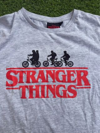 Camiseta Stranger Things Netflix Gris