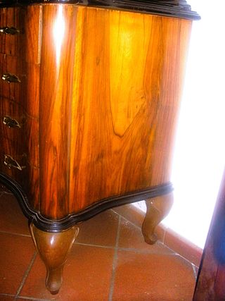 Cassettiera in radica di noce con specchio