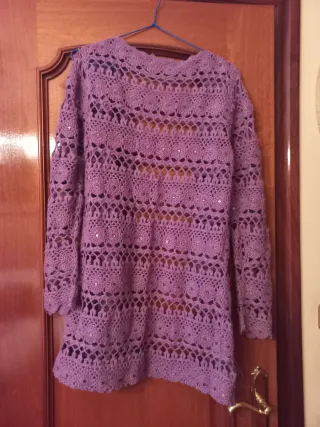 Chaqueta morada de crochet con lentejuelas