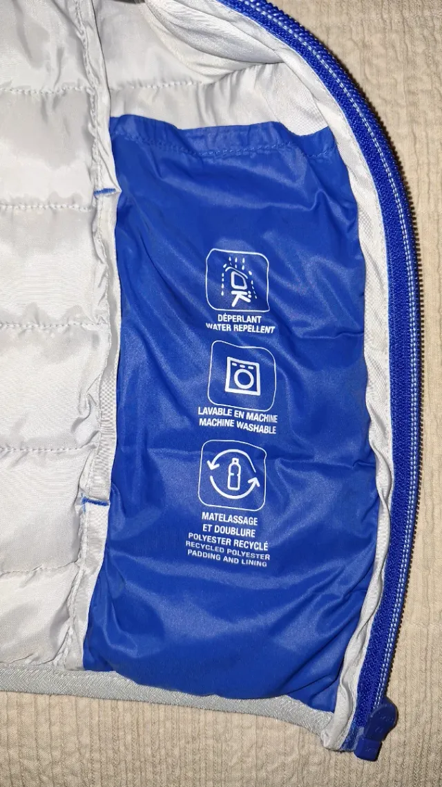 Chaqueta azul con capucha.  OKAIDI. Talla 8.