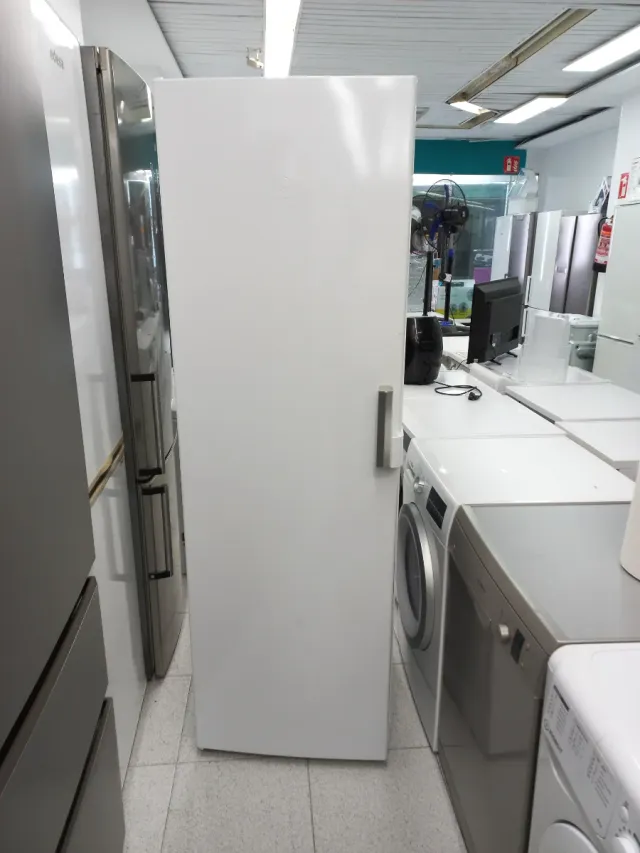 Nevera vertical balay a++ diseño moderno