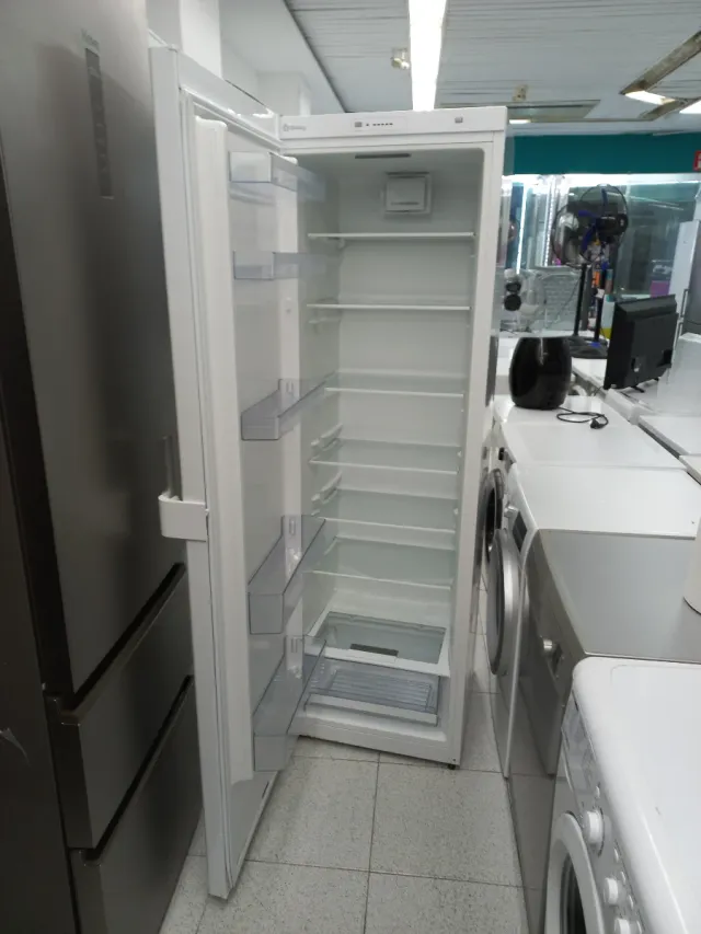 Nevera vertical balay a++ diseño moderno