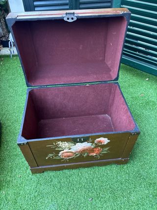 Baúl de madera decorado con flores