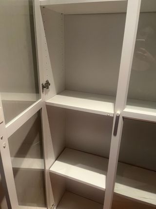 Estantería blanca con puertas de cristal