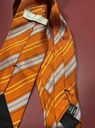 Corbata de exposición naranja con rayas