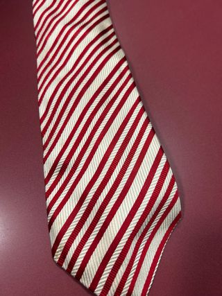 Corbata de rayas rojas y blancas