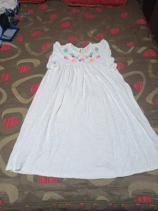 Vestido UNIT KIDS blanco bordado, talla 15-16 años