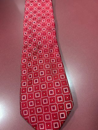 Corbata de seda roja con diseño geométrico