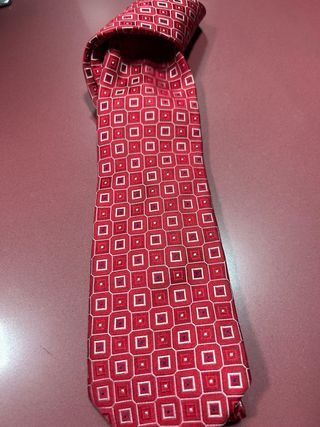 Corbata de seda roja con diseño geométrico
