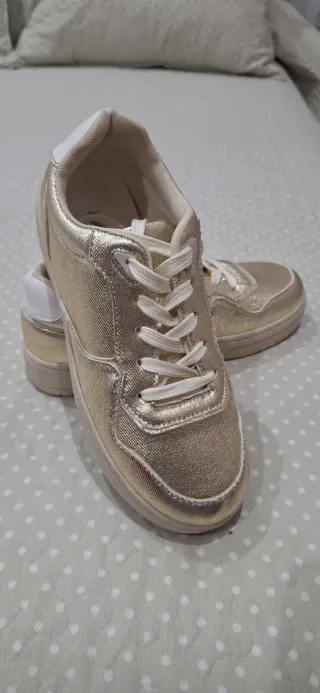 Zapatillas doradas mujer