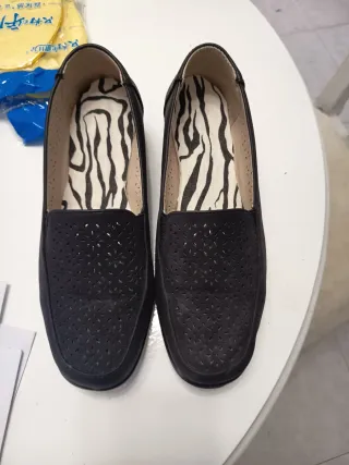 Zapatos negros de señora con perforaciones