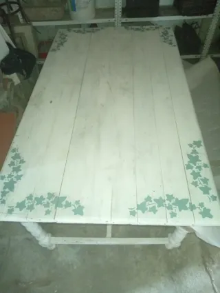 Mesa de madera vintage decorada
