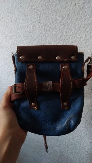 Bolso de cuero azul y marrón