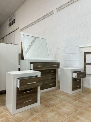 Conjunto dormitorio - Comoda + Espejo + 2 Mesitas
