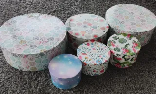 Sei scatole di cartone di diverse dimensioni