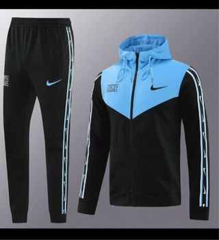 Conjunto deportivo Nike rojo y negro