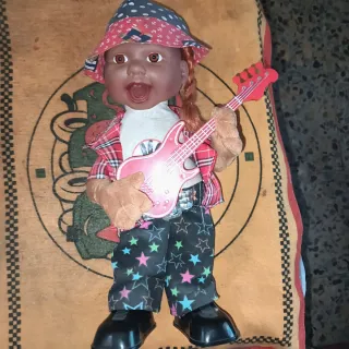 Muñeco  negro Rockero con Guitarra Roja años 90