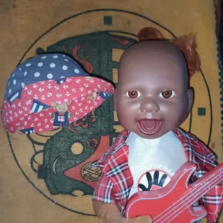 Muñeco  negro Rockero con Guitarra Roja años 90