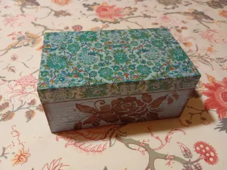 Caja de madera decorada estilo vintage