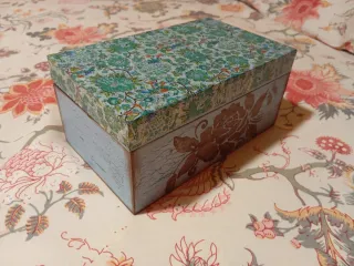 Caja de madera decorada estilo vintage