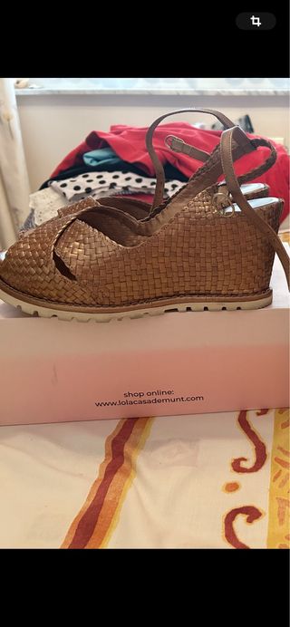 Sandalias cuña marrón y dorado