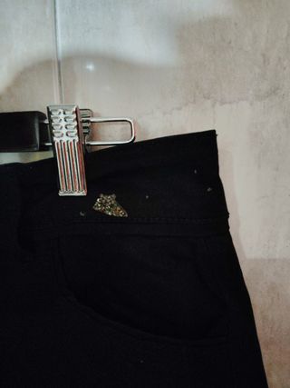 Falda negra con encaje y pedrería