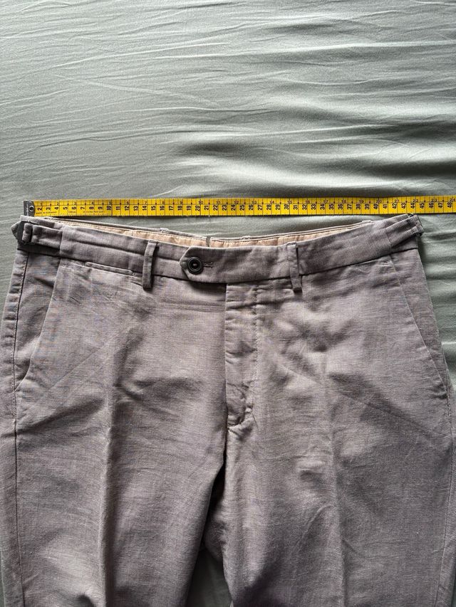 Pantalón de traje beige con hebillas Massimo Dutti