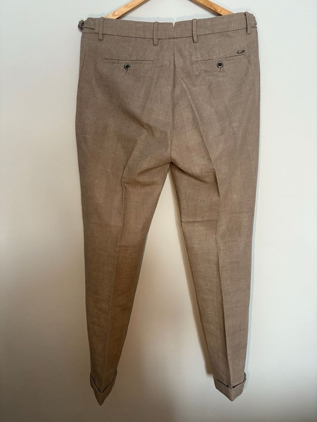 Pantalón de traje beige con hebillas Massimo Dutti
